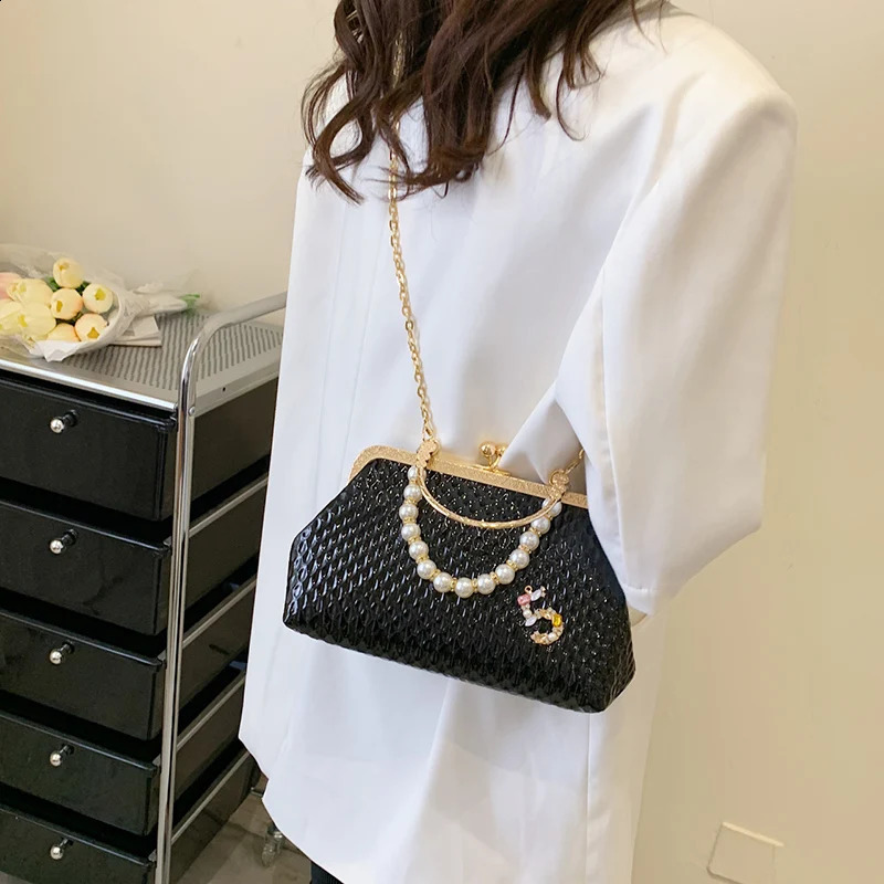 Women White Shoulder Bags Gold Silver Crossbody Bags Pearl Evening Clutch Chain Shell Clip Party Handbags 240821