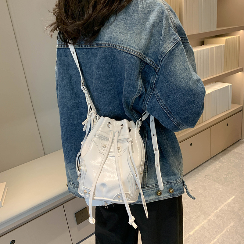 Crossbody Women's New Heavy Industry Locomotive Wind Rivet Tidal Drawn Water Bucket Fashion Shoulder Bag Free Mirror Wallet