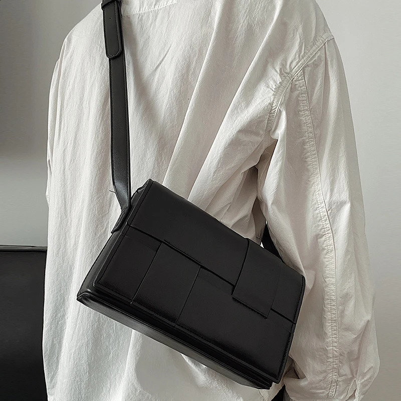 Retro Man Flip Crossbody Bag Fashion Small Square Bag Pu Leather Wide Strap Shoulder Messenger Bag Casual Handbag 240820