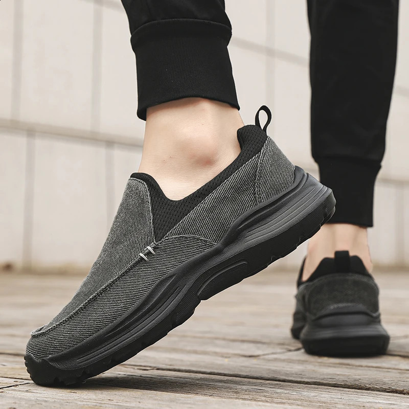 mens canvas shoes fashionable mens casual shoes light anti slip Loafer washed denim cloth flat shoes outdoor sports shoes vulcanized shoes 240821