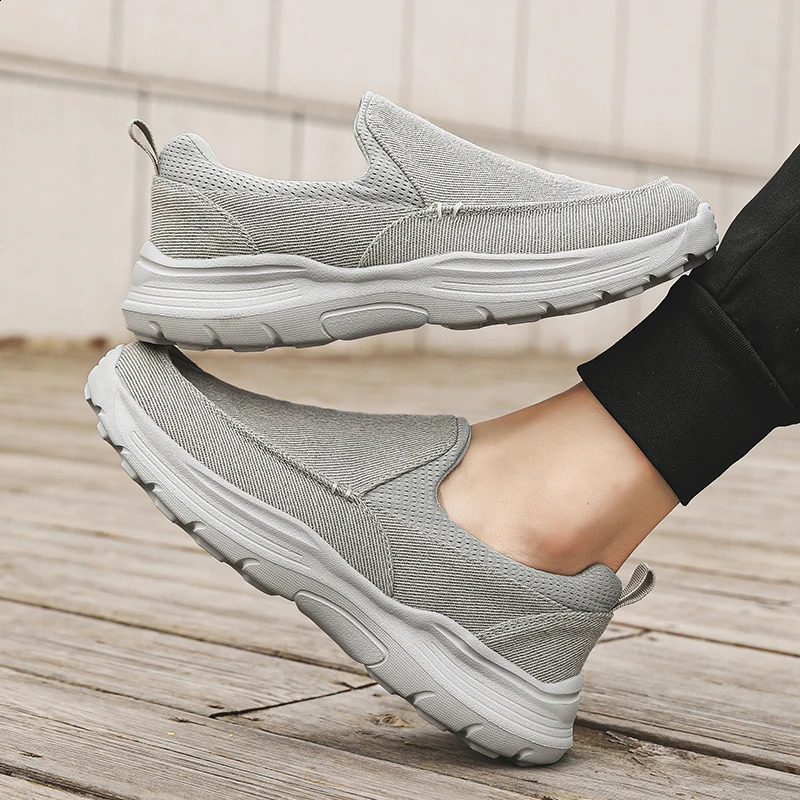 mens canvas shoes fashionable mens casual shoes light anti slip Loafer washed denim cloth flat shoes outdoor sports shoes vulcanized shoes 240821