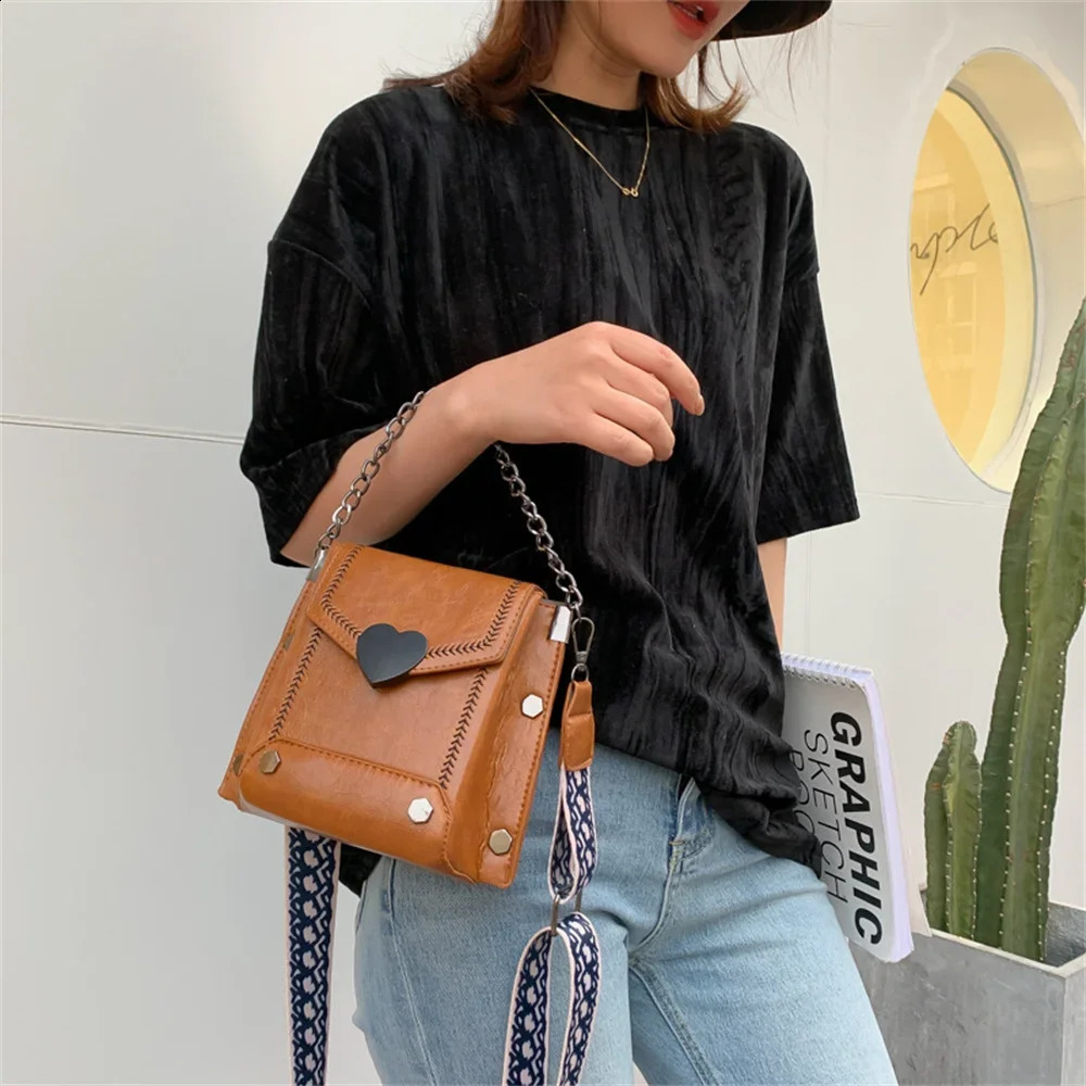 Korean Style Retro HeartShaped Womens Bag Lock Mobile Phone Studded Shoulder Handbag Messenger 240821