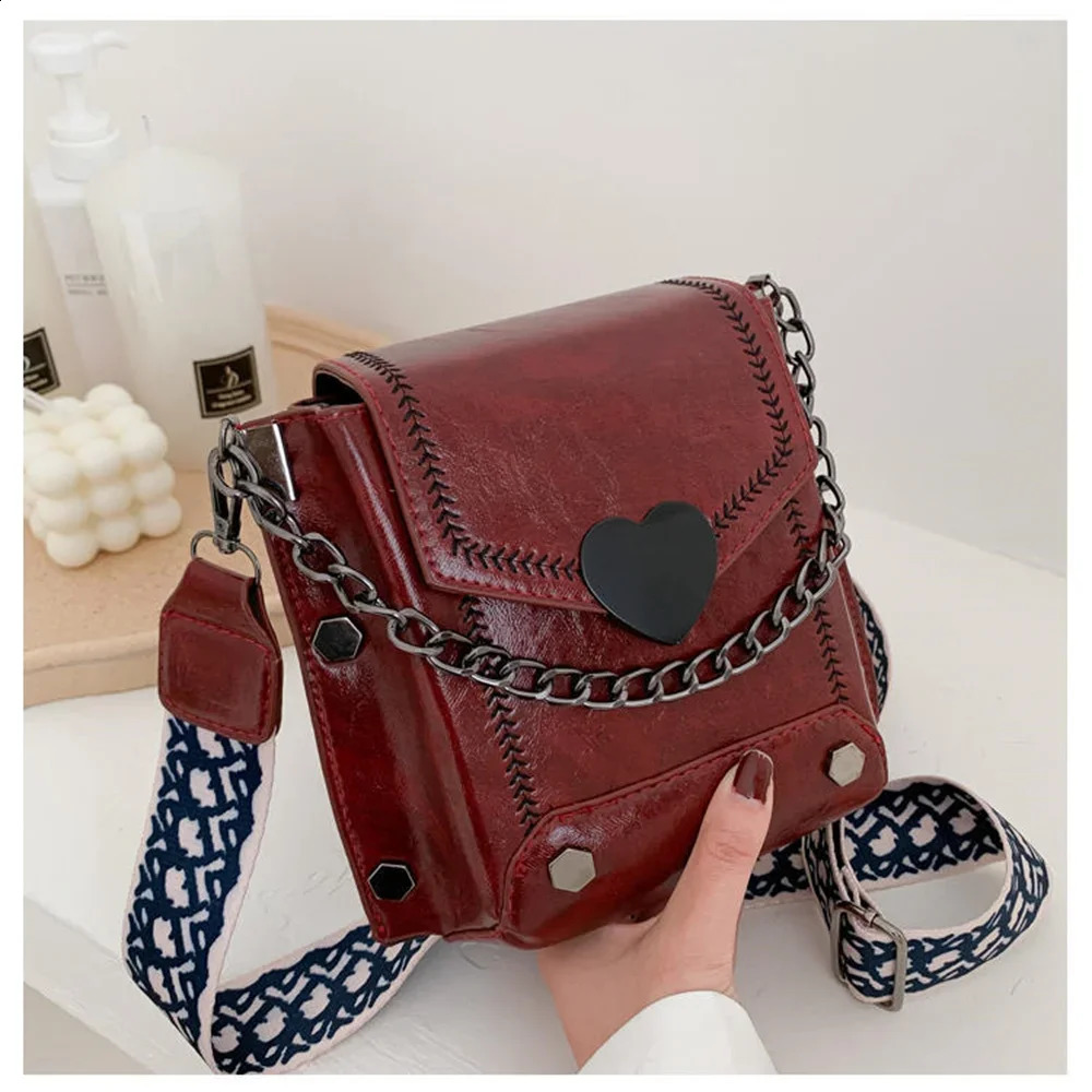 Korean Style Retro HeartShaped Womens Bag Lock Mobile Phone Studded Shoulder Handbag Messenger 240821