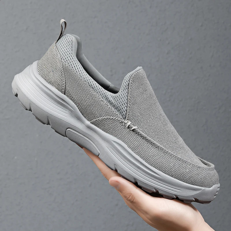 mens canvas shoes fashionable mens casual shoes light anti slip Loafer washed denim cloth flat shoes outdoor sports shoes vulcanized shoes 240821