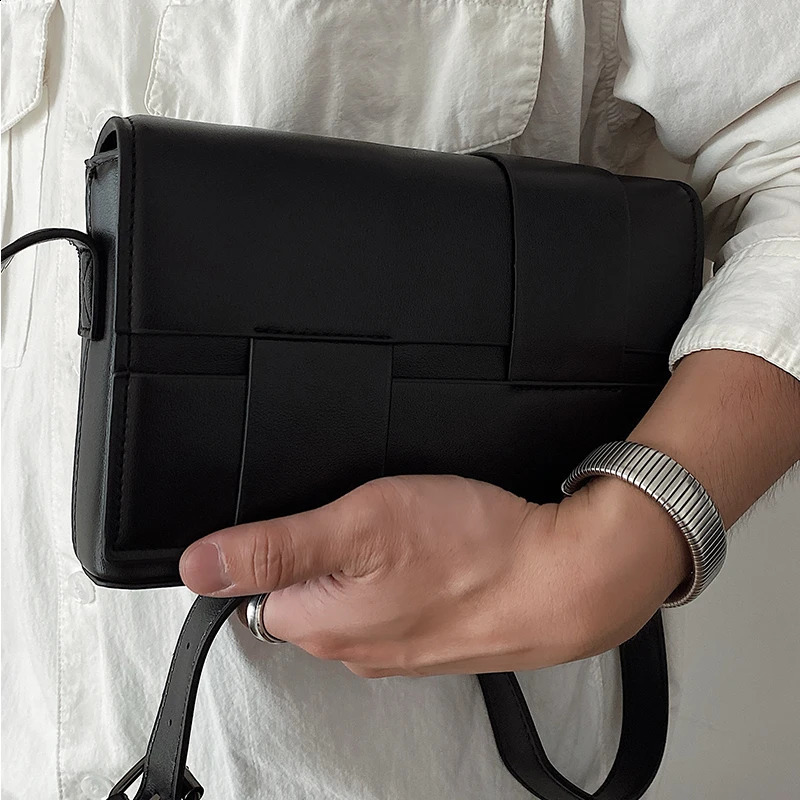 Retro Man Flip Crossbody Bag Fashion Small Square Bag Pu Leather Wide Strap Shoulder Messenger Bag Casual Handbag 240820