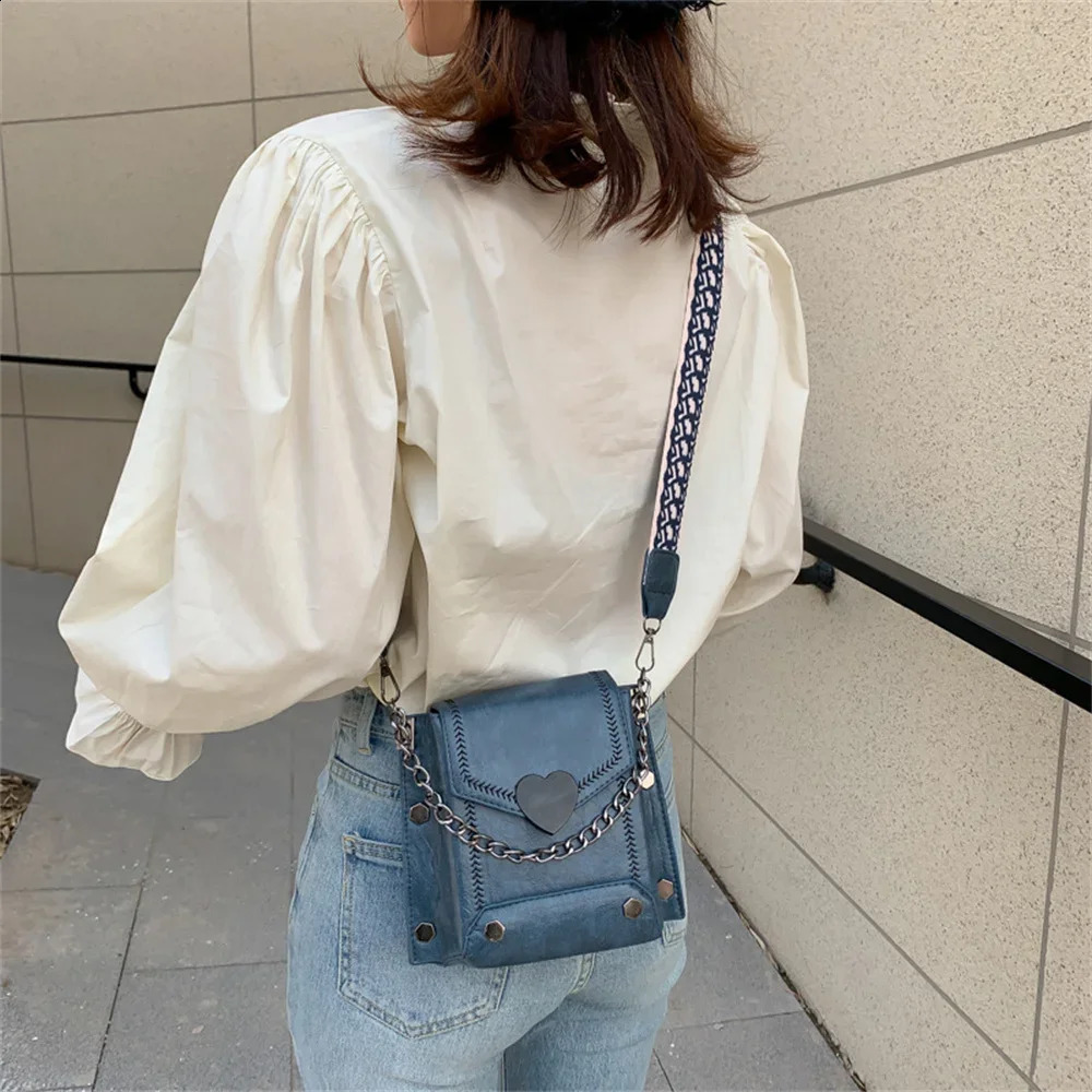 Korean Style Retro HeartShaped Womens Bag Lock Mobile Phone Studded Shoulder Handbag Messenger 240821