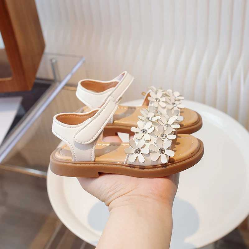 Childrens shoes girls soft soled casual shoes fashionable princess shoes new water diamond beach shoes bow shaped sandals for girls W240821