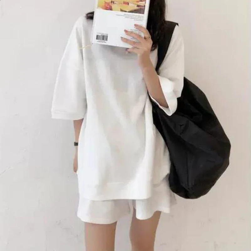 Womens twopiece set summer trend simple casual street wear short sleeved Tshirt womens solid loose pocket beach shorts 240821