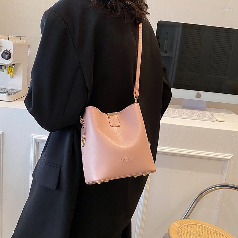 Free Shipping Bag Spring And Summer 2024 Vintage Commuter Bucket Niche Casual Crossbody Shoulder Fashionable Small For Women Designer Bag Luxury Bag T