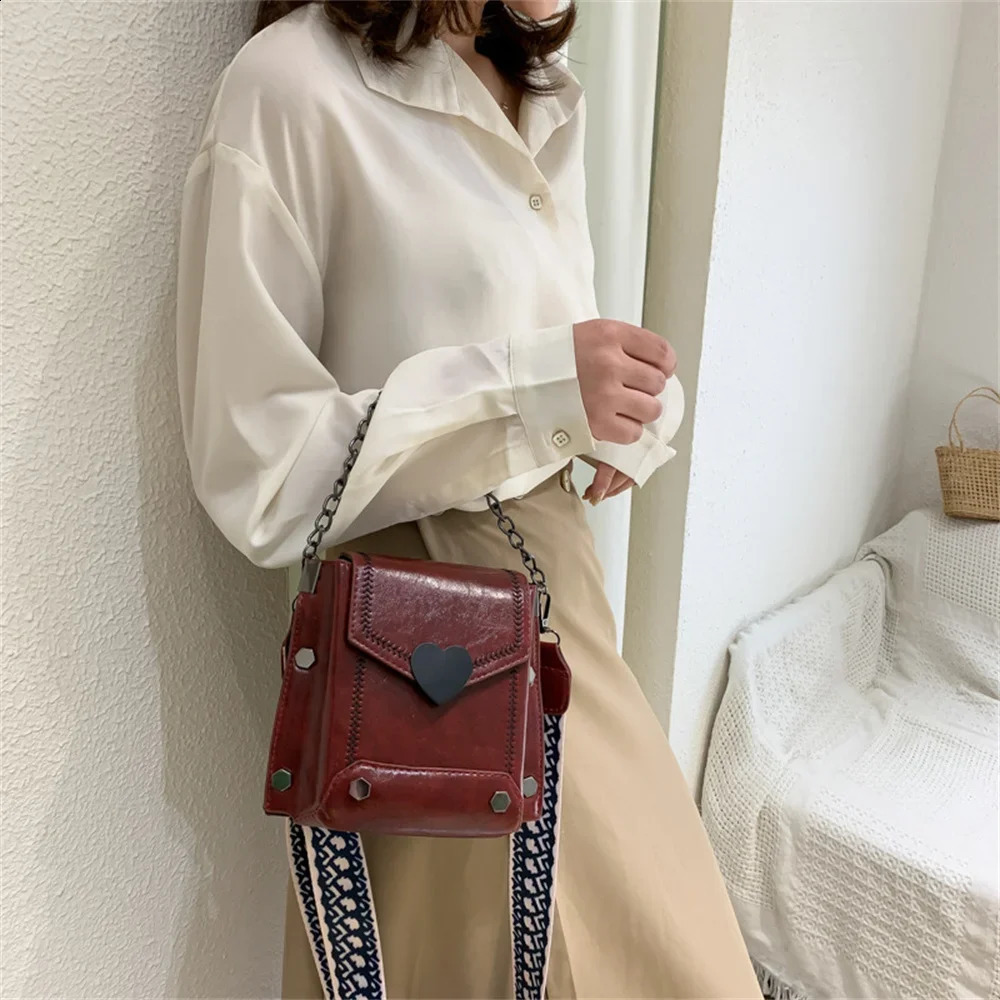 Korean Style Retro HeartShaped Womens Bag Lock Mobile Phone Studded Shoulder Handbag Messenger 240821