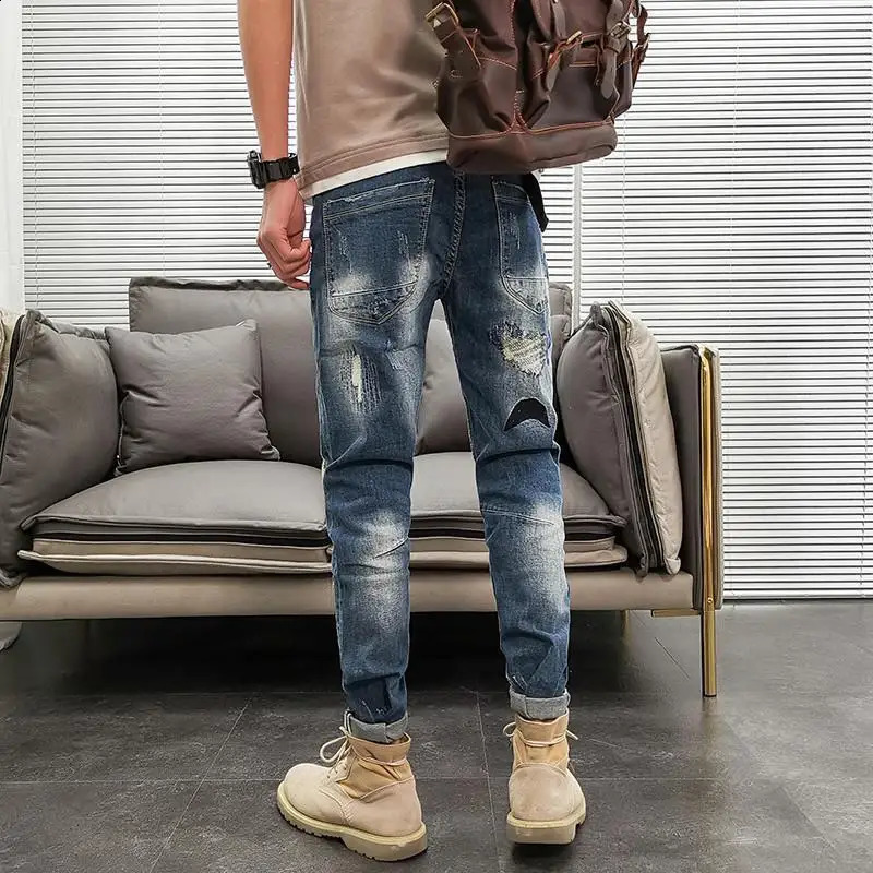 Graphic Mens Jeans Tapered Man Cowboy Pants Ripped with Print Torn Slim Fit Trousers Korean Fashion Retro Broken Harajuku Xs XL 240821
