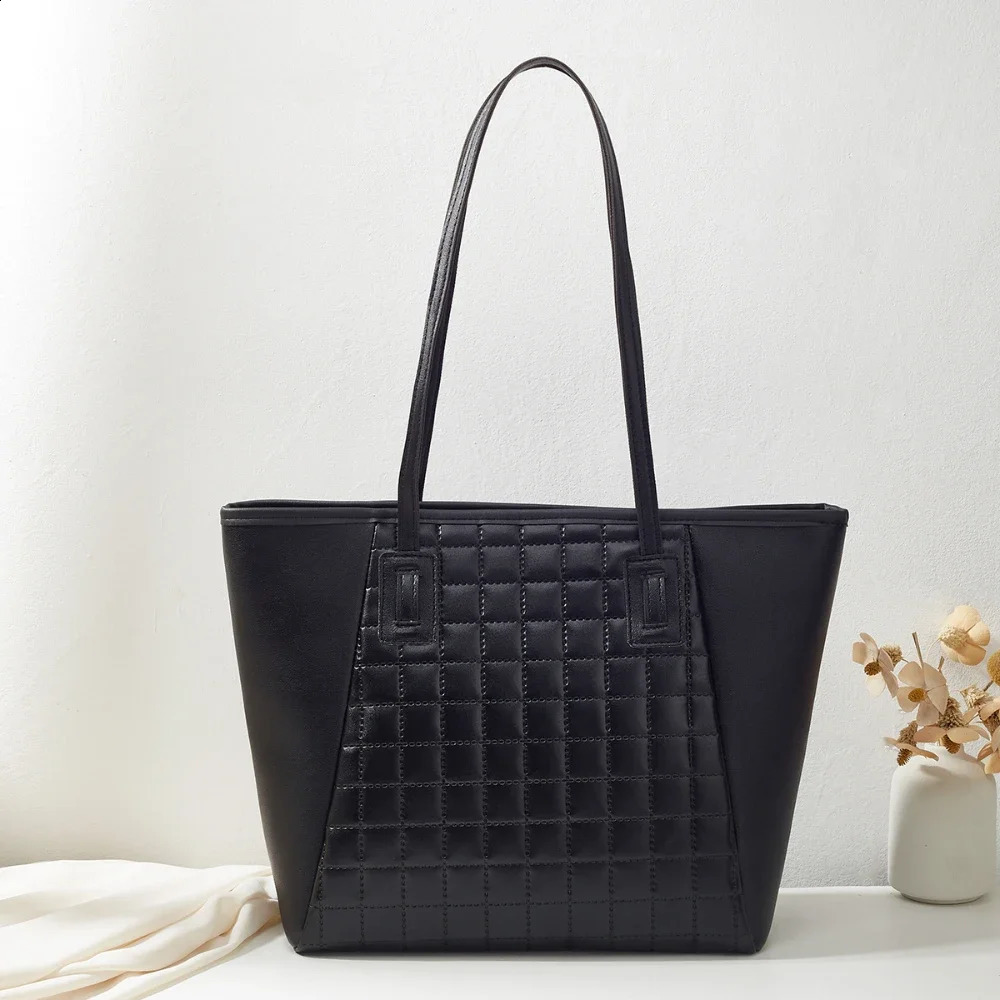 The rhombic largecapacity tote bag for winter is a and trendy shoulder purses handbags 240821