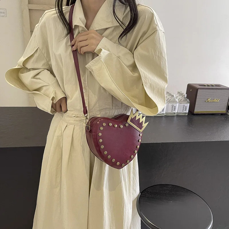 Retro Rivet Crossbody Cute Love Heart Handbag Purse Clutch Lady Black Pu Leather Cross Body Mini Phone Bag Red 240821