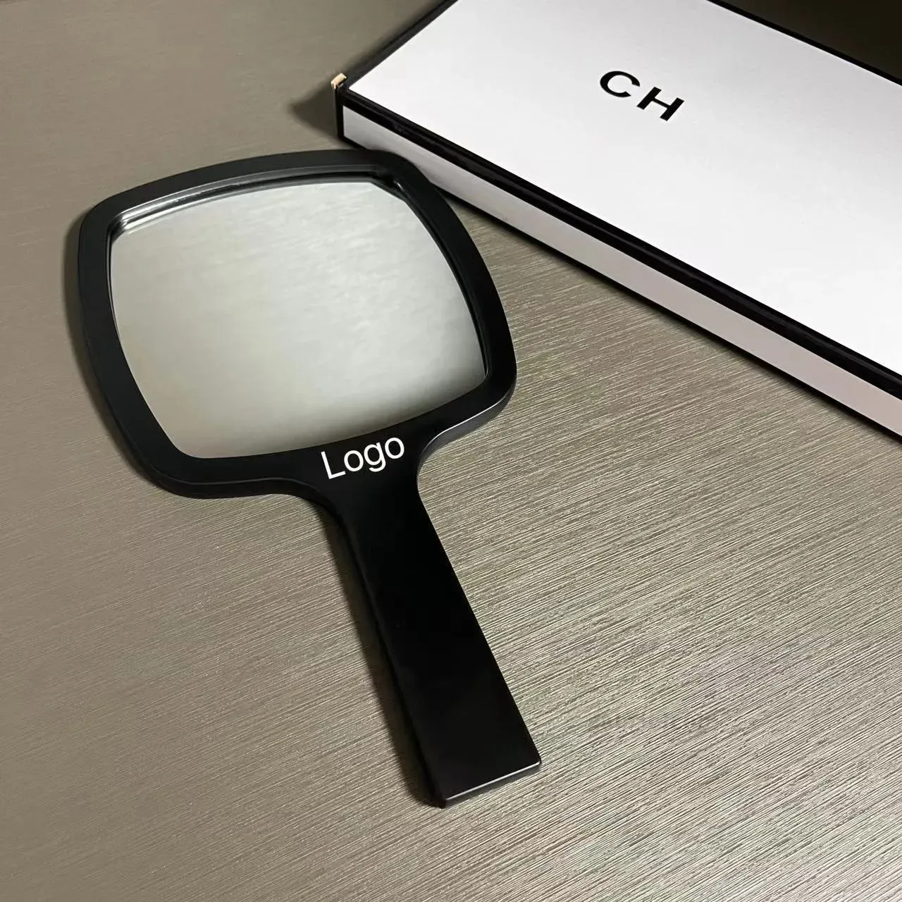 Classics Designer Handheld Makeup Mirror Black and White Classic Logo Women's Travel Portable Small Mirror Bag Essential Makeup Mirror