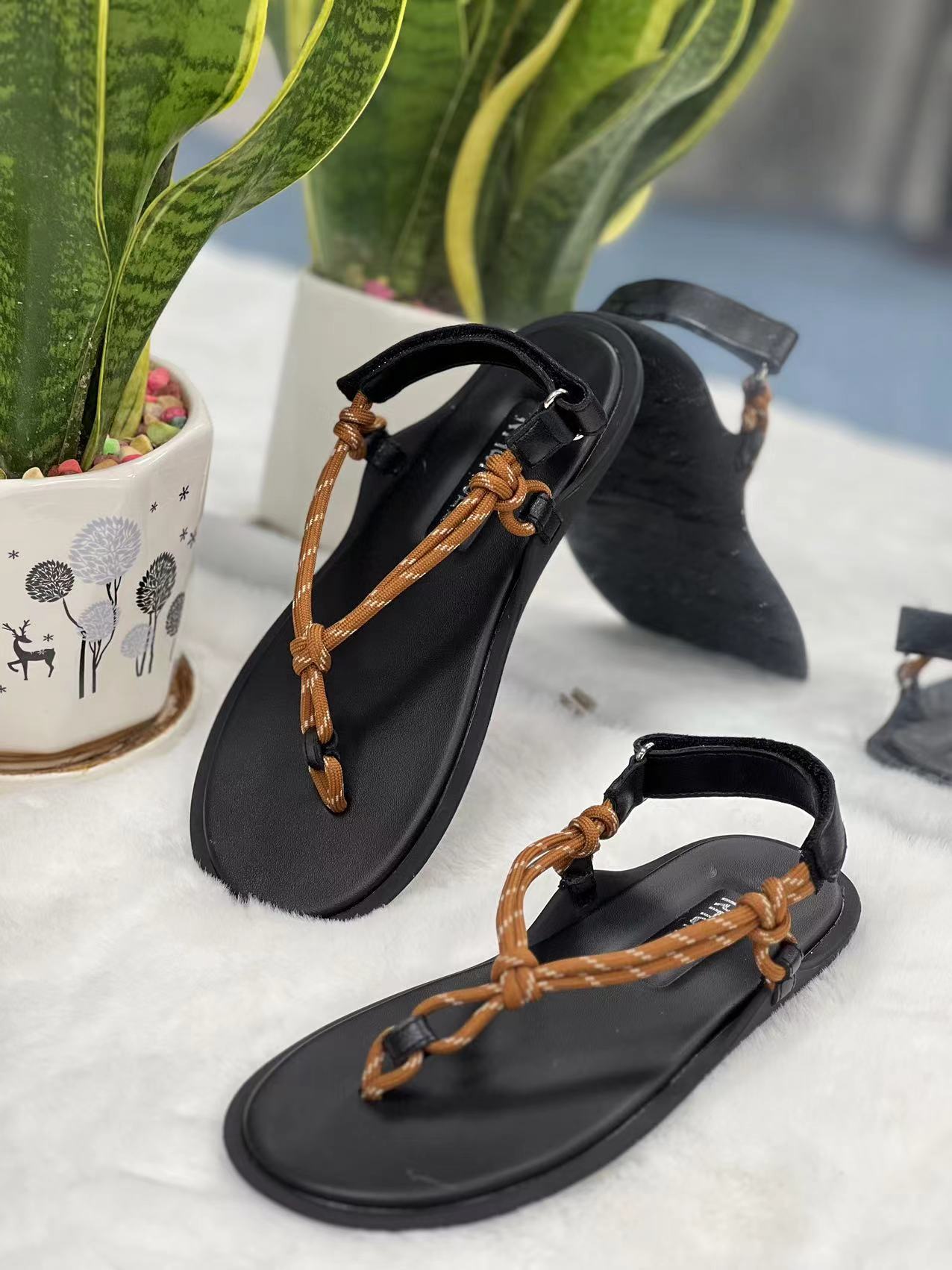 Women's Sandals Sandals New Fashion Brand Designer Rope Knot Clip Toe Herringbone Sandals Simple Velcro Design Sense Wide Trip Strap Flat Sandals