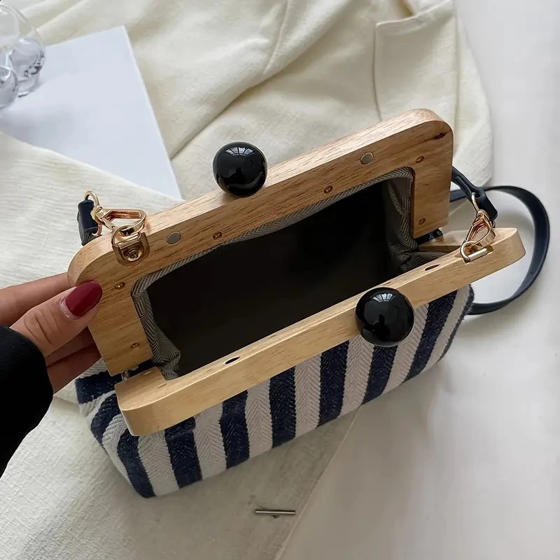 Fashion Striped Wooden Clip Shell Women Shoulder Bags Elegant Crossbody Clutch Purses for Party 2024 240821
