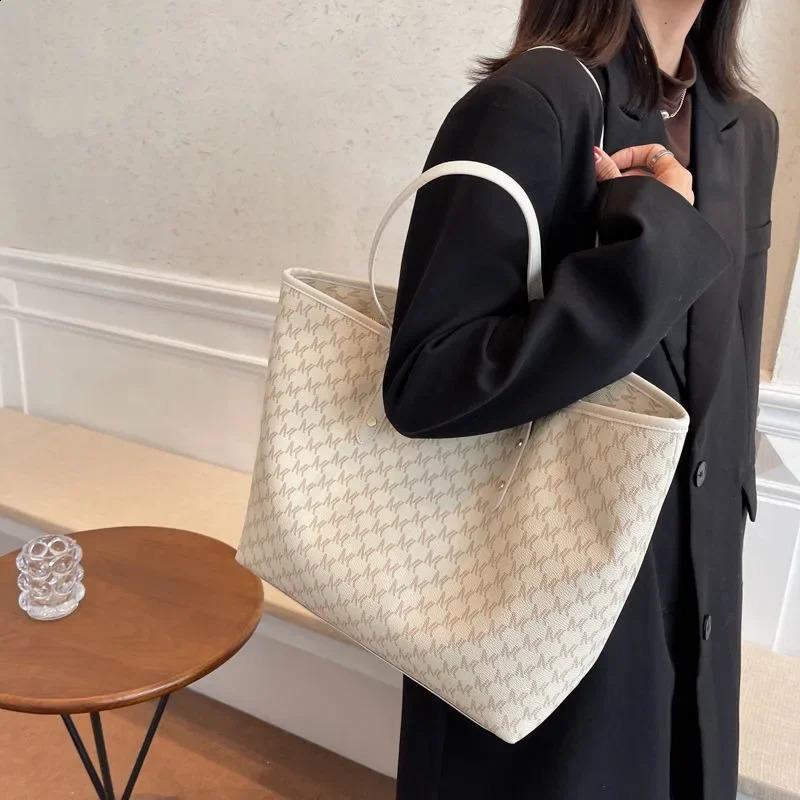 Large capacity premium womens handbag 2024 fashion version single shoulder girl student light commuting handbag Mochila 240822