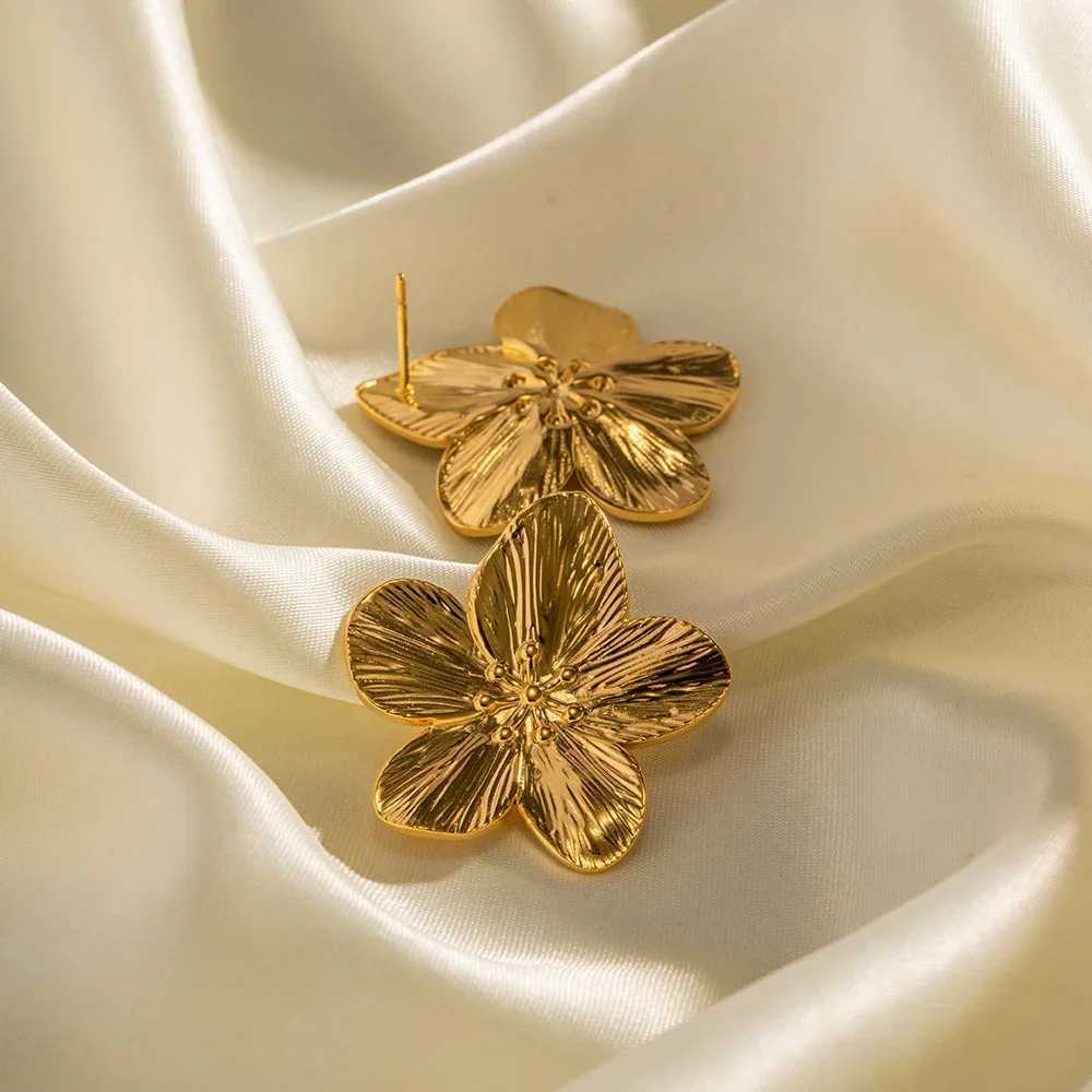 French retro gold flower stud earrings fashionable alloy earrings used for trendy luxury party jewelry X241106