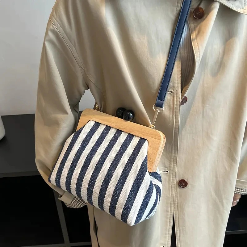 Fashion Striped Wooden Clip Shell Women Shoulder Bags Elegant Crossbody Clutch Purses for Party 2024 240821