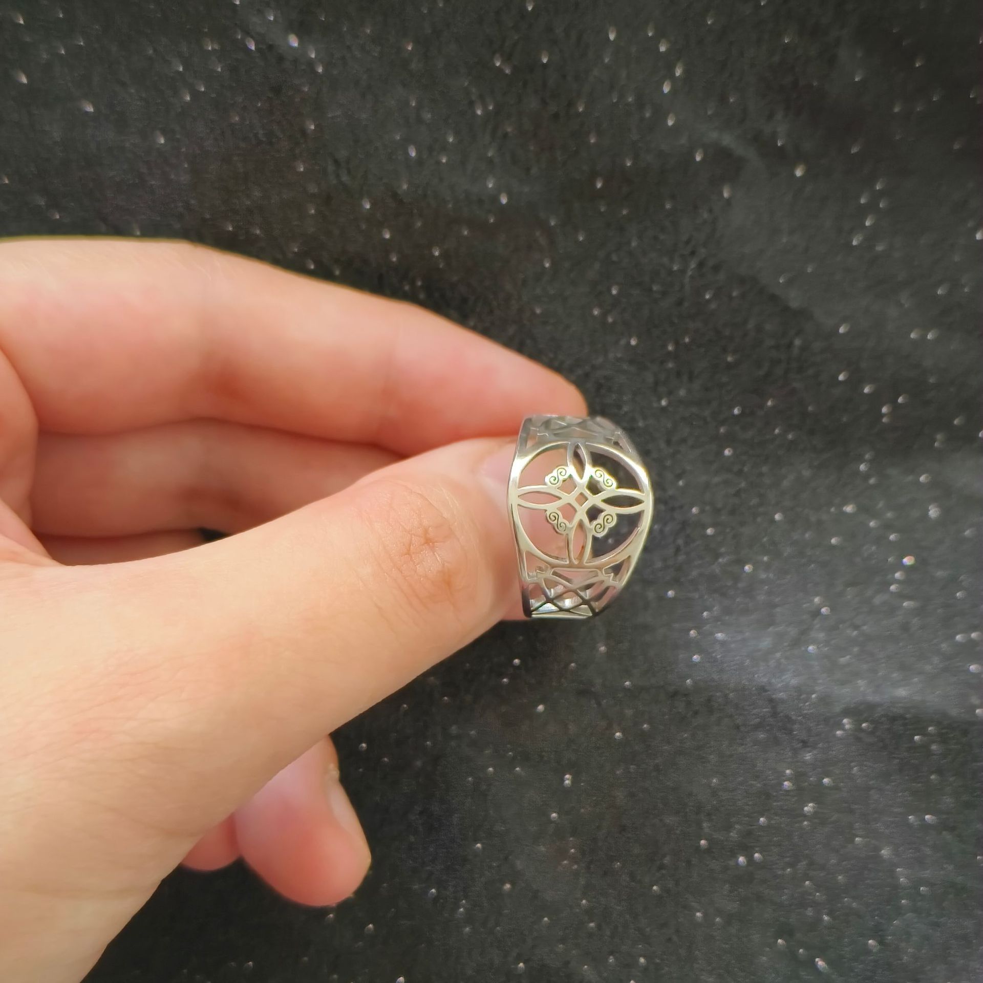 Fashion niche four S witch knot closed stainless steel non fading men's ring to give to boyfriend