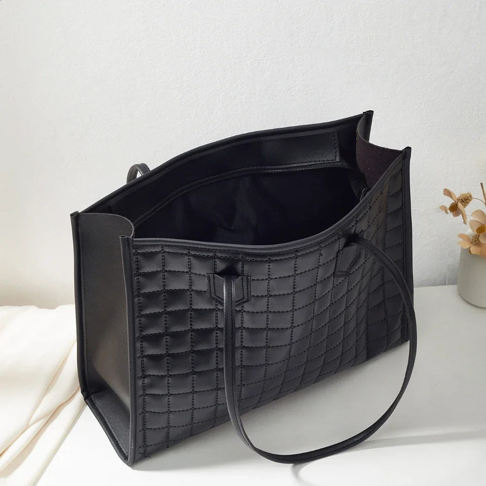 The rhombic largecapacity tote bag for winter is a and trendy shoulder purses handbags 240821