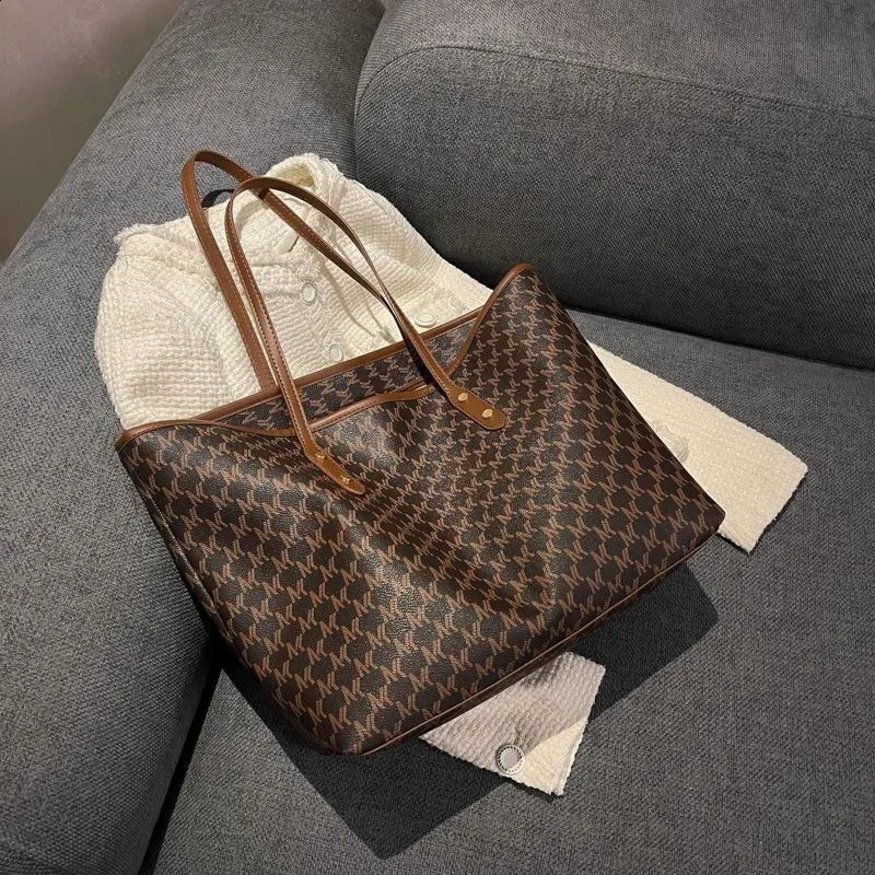 Large capacity premium womens handbag 2024 fashion version single shoulder girl student light commuting handbag Mochila 240822