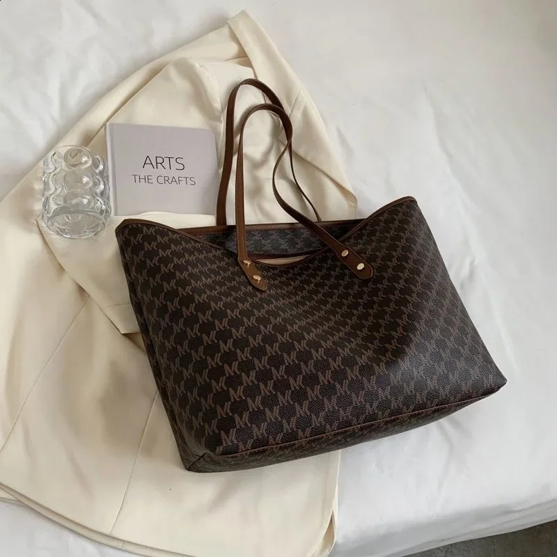 Large capacity premium womens handbag 2024 fashion version single shoulder girl student light commuting handbag Mochila 240822