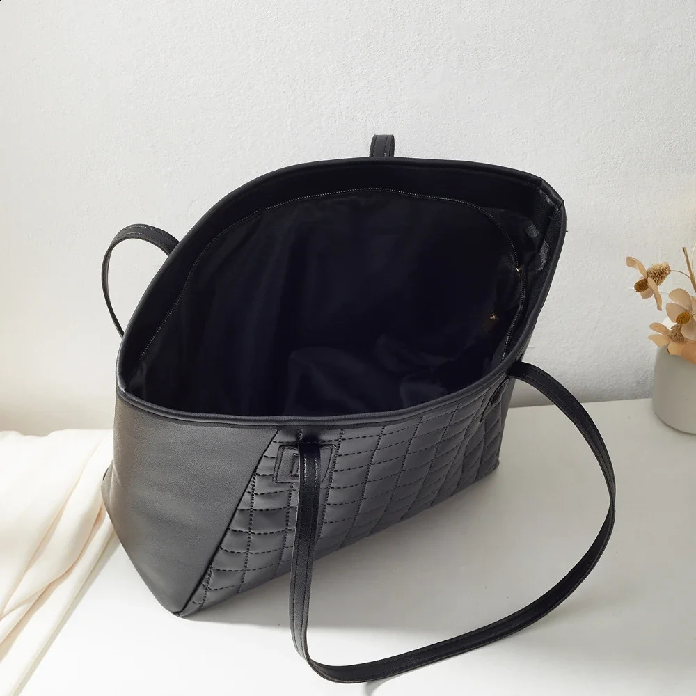 The rhombic largecapacity tote bag for winter is a and trendy shoulder purses handbags 240821