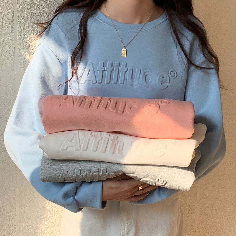 Korean version of student short loose versatile long sleeved hoodie for women in Spring Autumn, with textured letter design and a pullover top dongdum