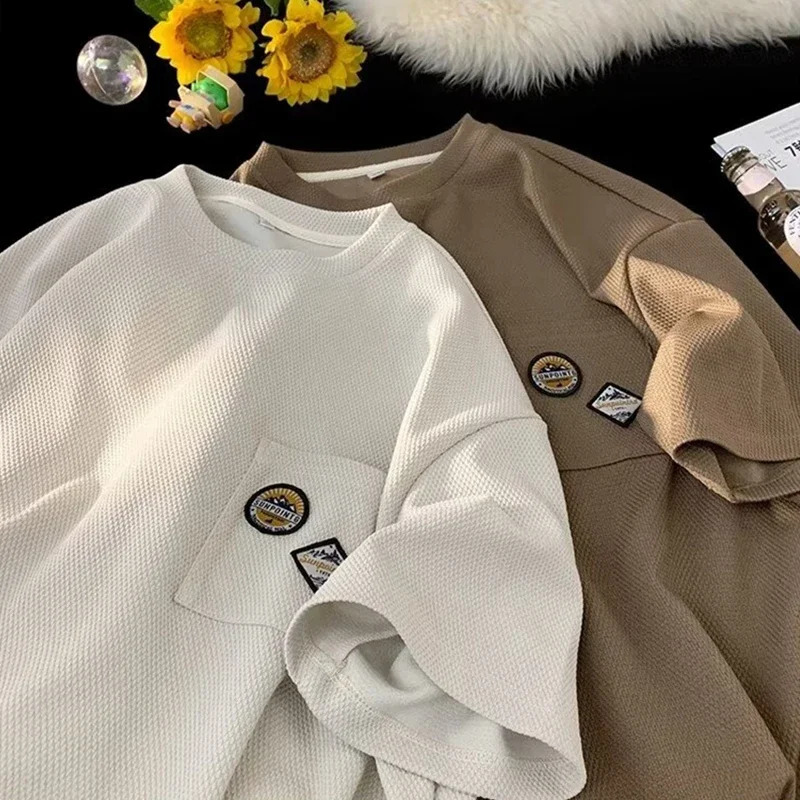 Summer mens retro waffle Tshirt with short sleeves embroidered hiphop fashion top Y2K streetwear pocket oversized 240822