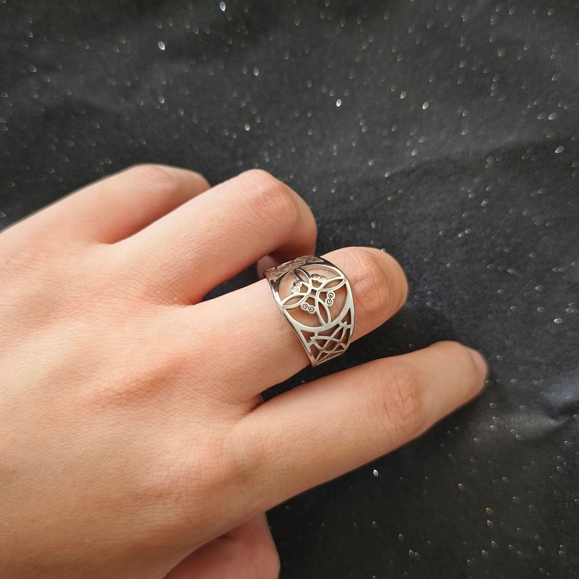Fashion niche four S witch knot closed stainless steel non fading men's ring to give to boyfriend