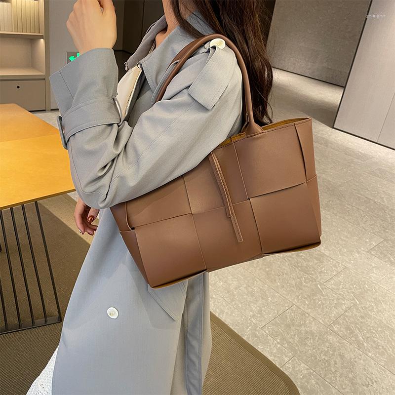 Totes 2024 Spring And Summer Western Style Shoulder Bag Womens High Sense Woven Large Capacity All-match Portable Tote