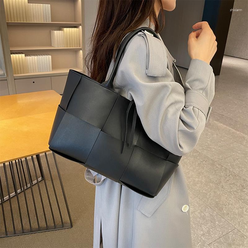 Totes 2024 Spring And Summer Western Style Shoulder Bag Womens High Sense Woven Large Capacity All-match Portable Tote