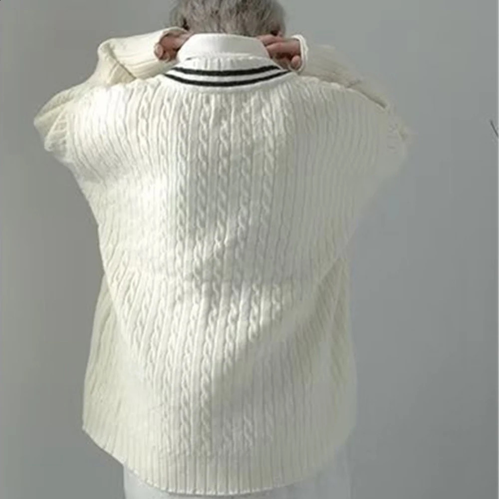 Black icon color contrast Vneck floral mens sweater autumn Korean knitted white 240821