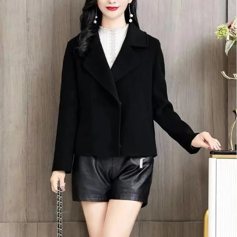 Winter Slim Short Woolen Coat Casual Women Thick Solid Wool Blend Overcoat Lapel Oversize Single Breasted Warm Outerwear 240822