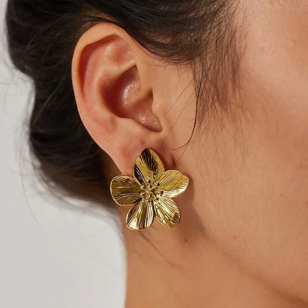 French retro gold flower stud earrings fashionable alloy earrings used for trendy luxury party jewelry X241106