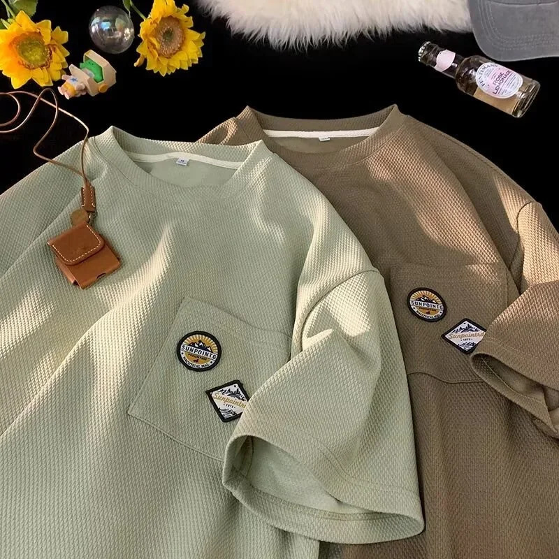 Summer mens retro waffle Tshirt with short sleeves embroidered hiphop fashion top Y2K streetwear pocket oversized 240822