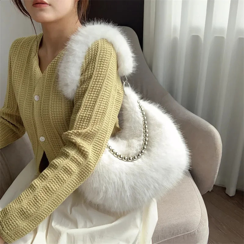 Sweet Cool Faux Fur Womens Shoulder Bag Solid Color Plush Female Chain Underarm Bags Simple Winter Female Fluffy Hobos Handbags 240821