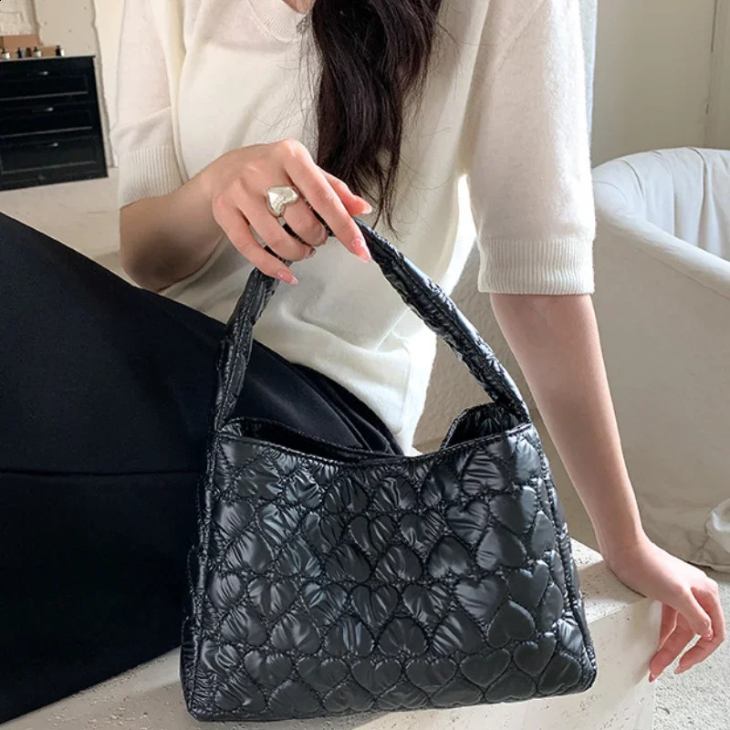 Winter Thick Heart Thread Tote Bag Stylish Silver Lady Soft Handle Hasp Feather Underarm Niche n Casual Pillow 240821