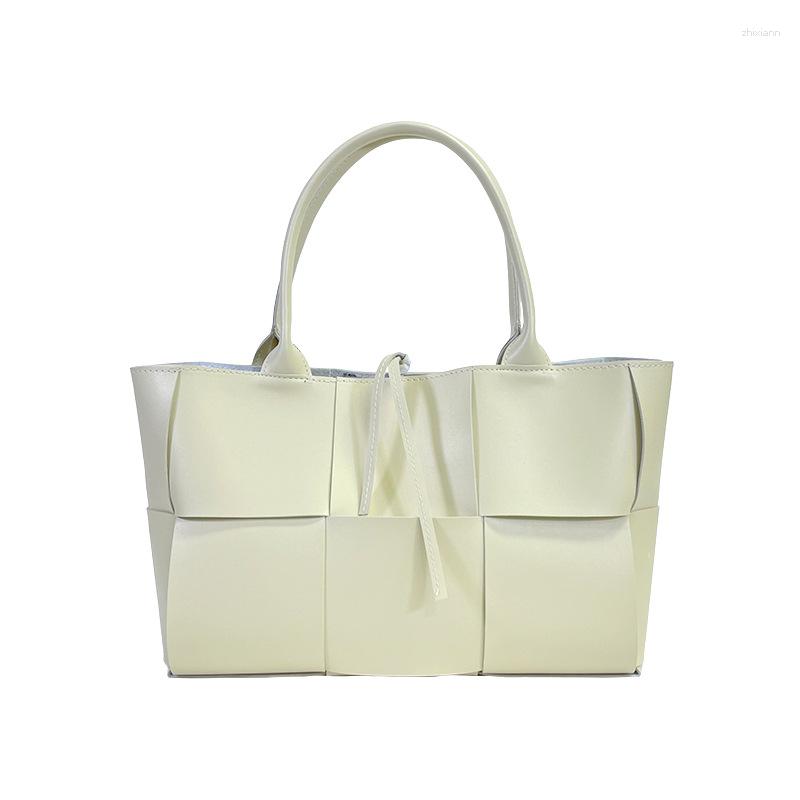 Totes 2024 Spring And Summer Western Style Shoulder Bag Womens High Sense Woven Large Capacity All-match Portable Tote