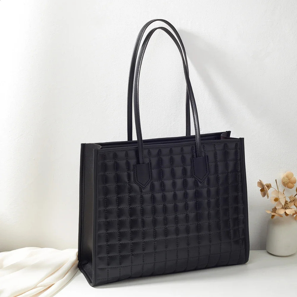 The rhombic largecapacity tote bag for winter is a and trendy shoulder purses handbags 240821