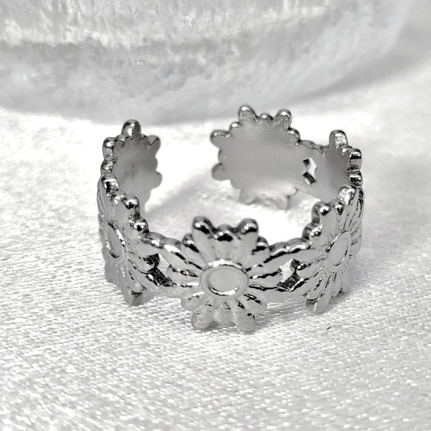 Titanium steel small flower ring, stainless steel niche design, women's mouth opening non fading ring