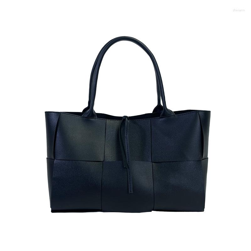 Totes 2024 Spring And Summer Western Style Shoulder Bag Womens High Sense Woven Large Capacity All-match Portable Tote
