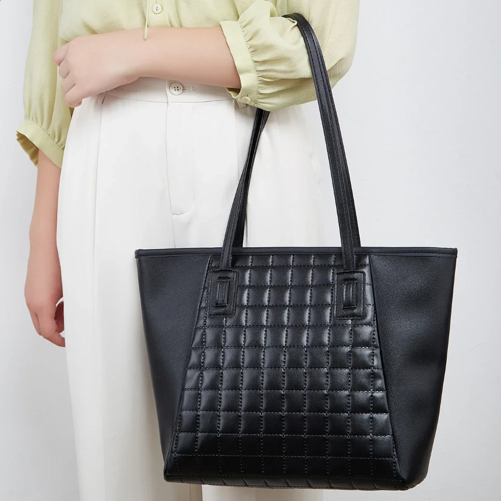 The rhombic largecapacity tote bag for winter is a and trendy shoulder purses handbags 240821