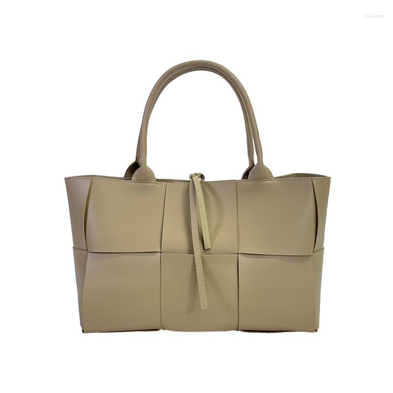 Totes 2024 Spring And Summer Western Style Shoulder Bag Womens High Sense Woven Large Capacity All-match Portable Tote