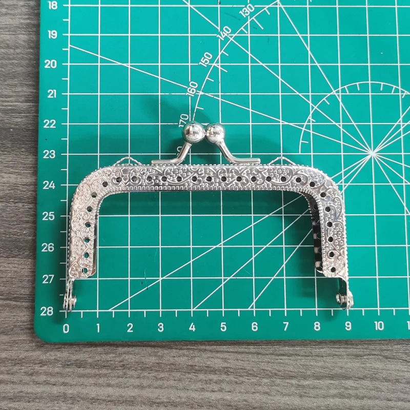 10 pieces/batch 8.5cm antique bronze silver square metal wallet frame Knurling straight edge kiss buckle DIY bag accessories 240821