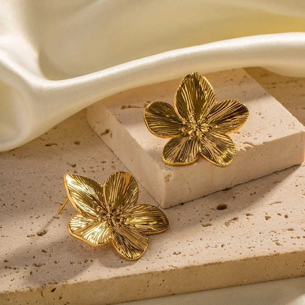 French retro gold flower stud earrings fashionable alloy earrings used for trendy luxury party jewelry X241106