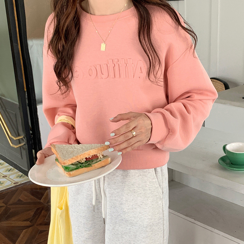 Korean version of student short loose versatile long sleeved hoodie for women in Spring Autumn, with textured letter design and a pullover top dongdum