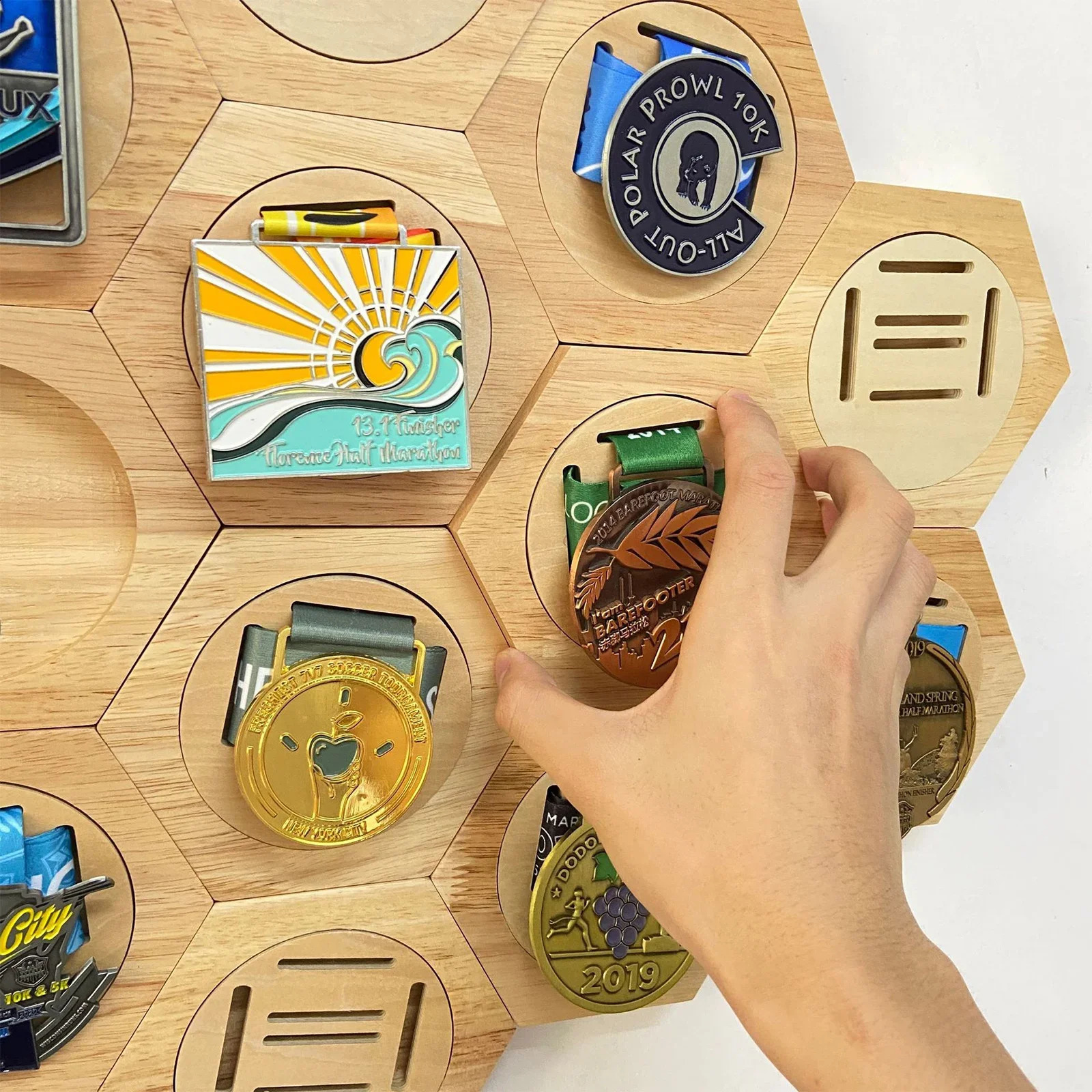 1-10pcs Medal Display Stand Hanger Rack Wooden Medals Holder Decoration Hexagon Honeycomb Creative Splicing Wall Decor 240821