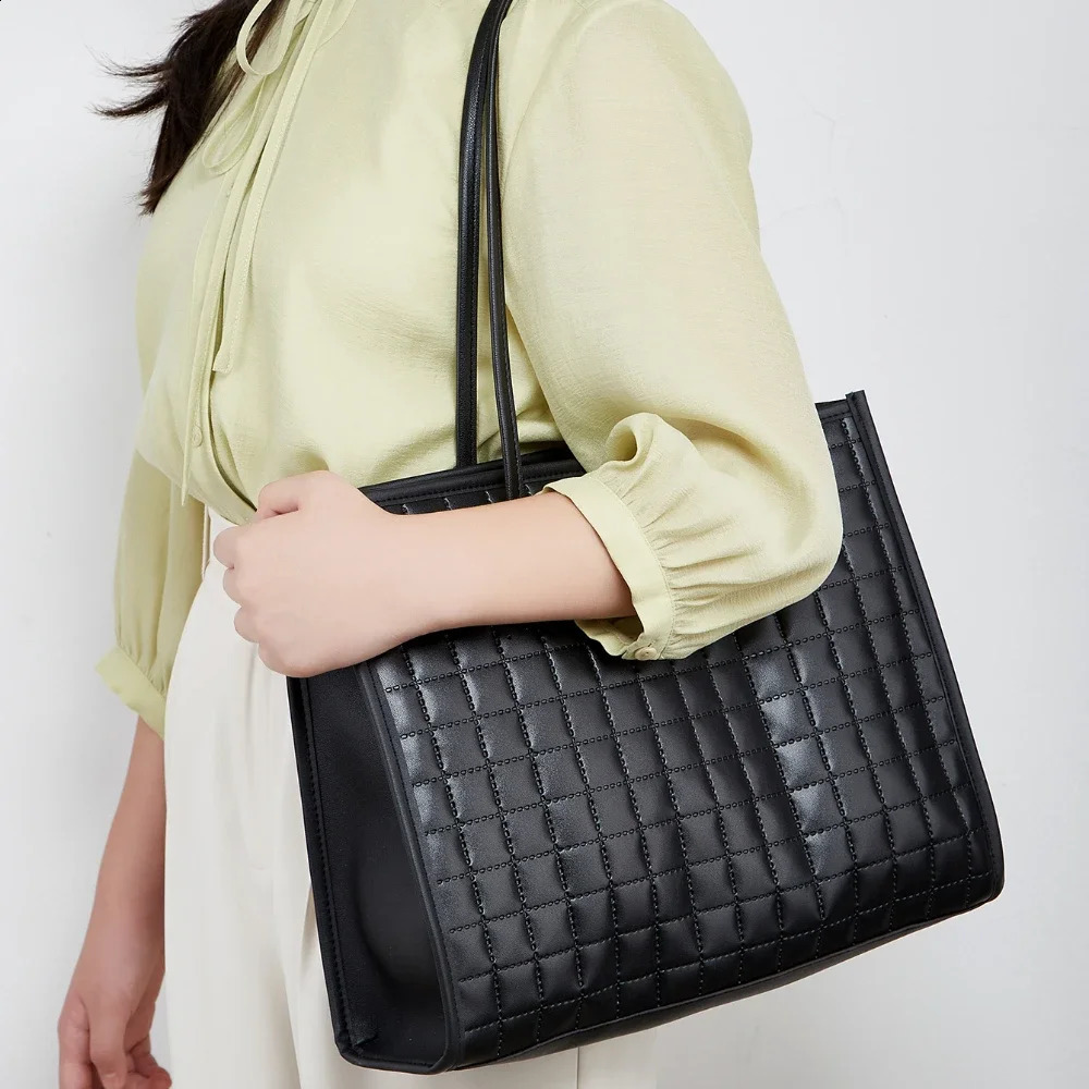 The rhombic largecapacity tote bag for winter is a and trendy shoulder purses handbags 240821